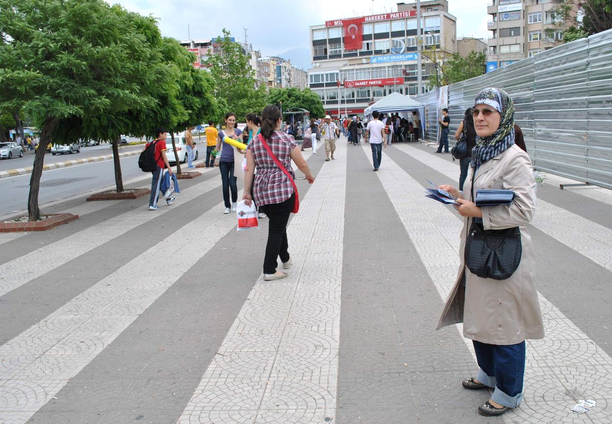 Ak Part\'li Kadınları Tek Başına Temsil Etti