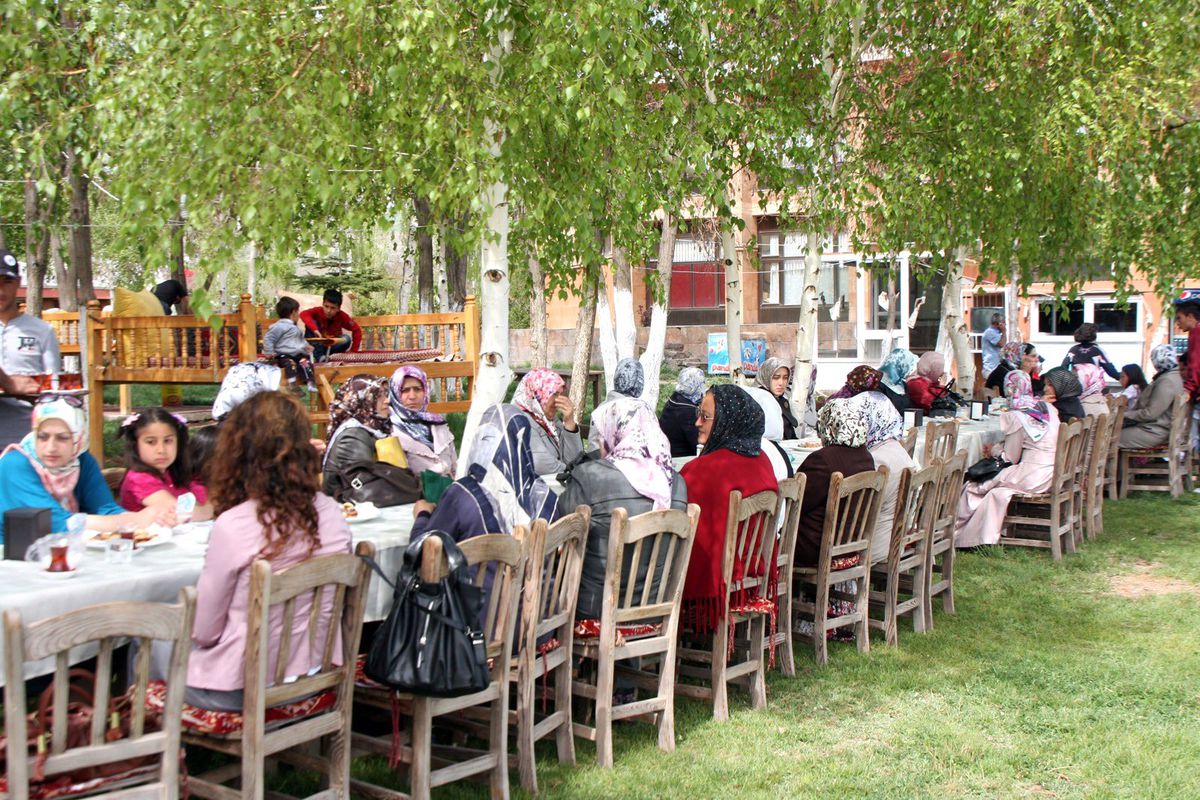 AK Parti Ahlat Kadın Kolları Başkanlığı\'ndan Anneler Günü Programı
