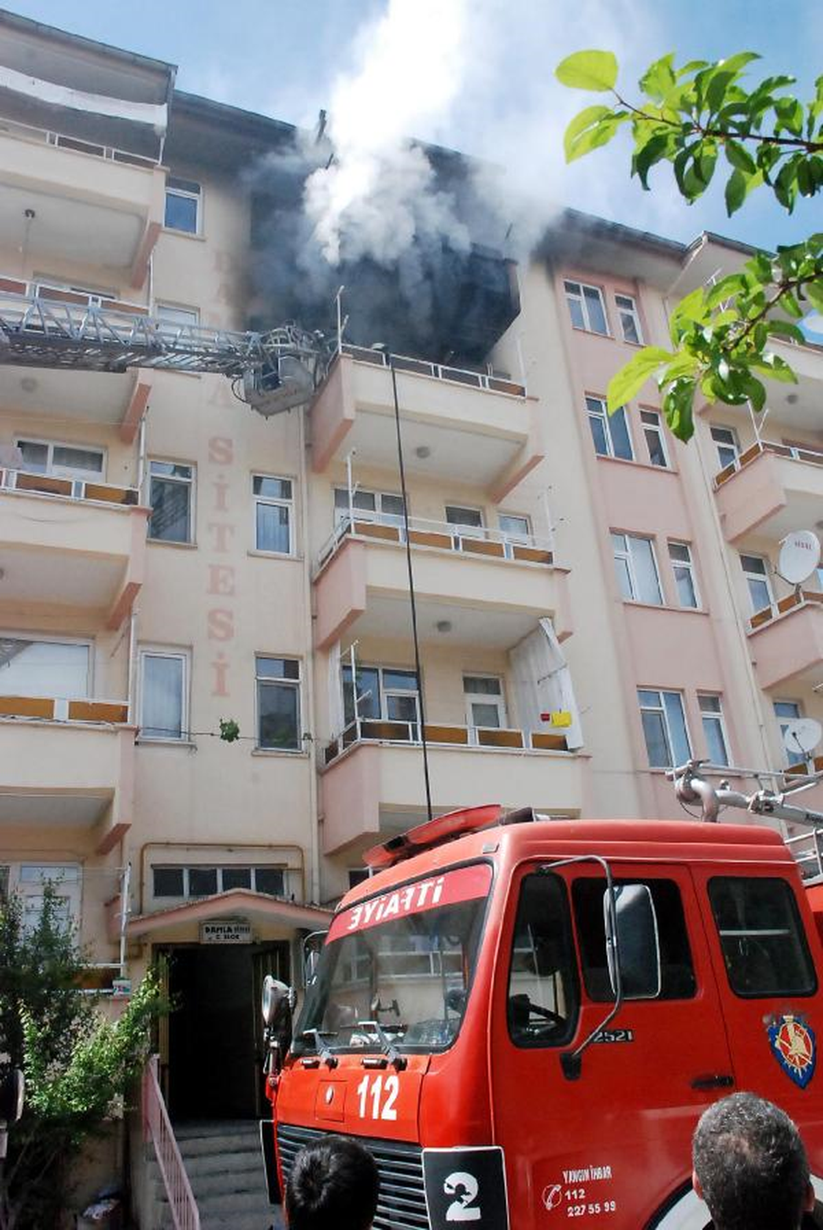 Alevler Balkona Ulaşmadan İtfaiye Kurtardı