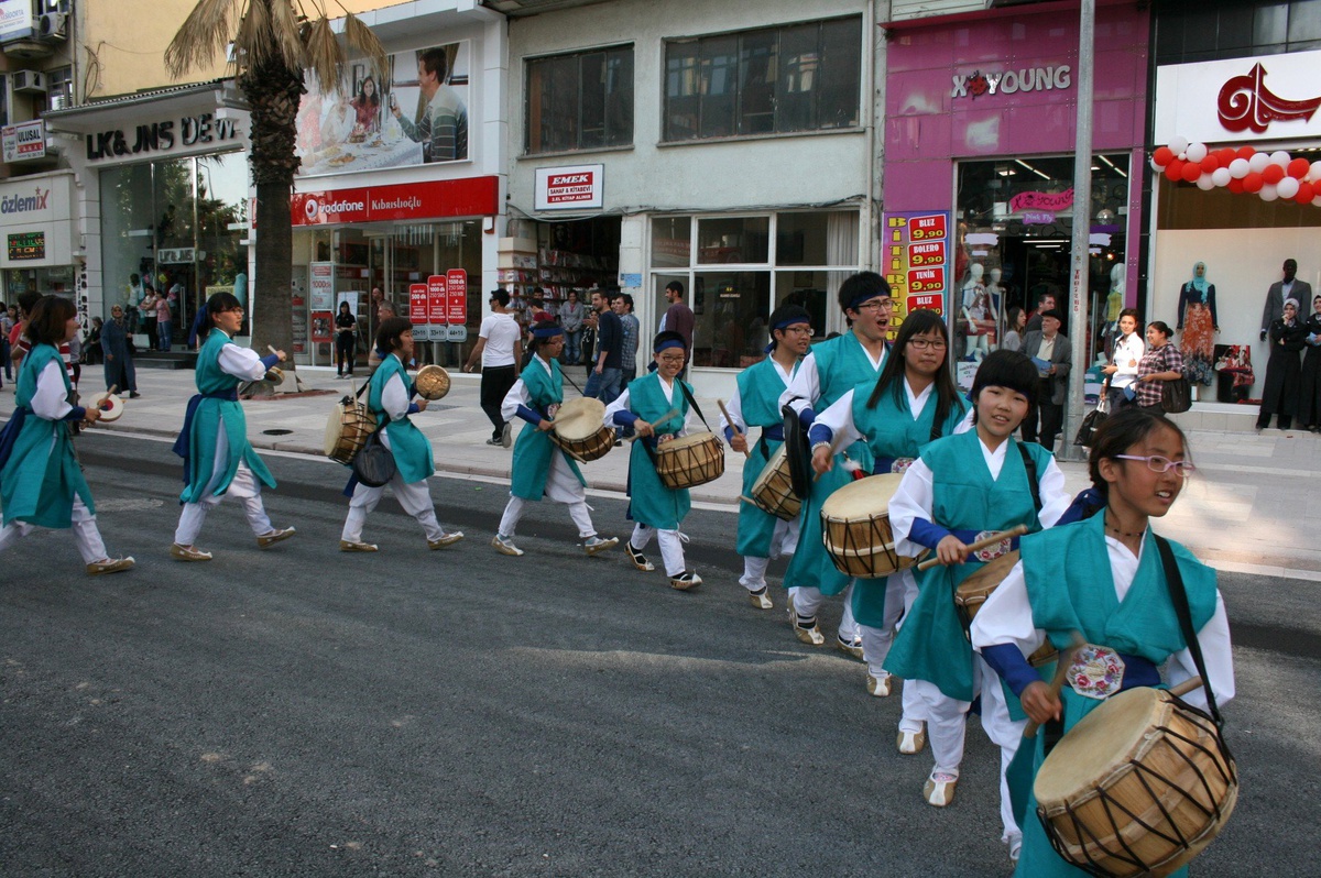 Amatör Tiyatro Festivali Kortej Yürüyüşü Yapıldı