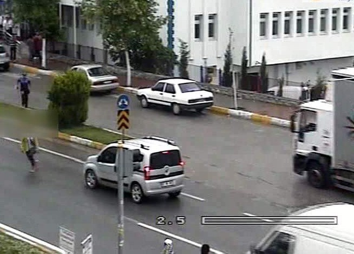 Ölmek İçin Araçların Önüne Böyle Atladı
