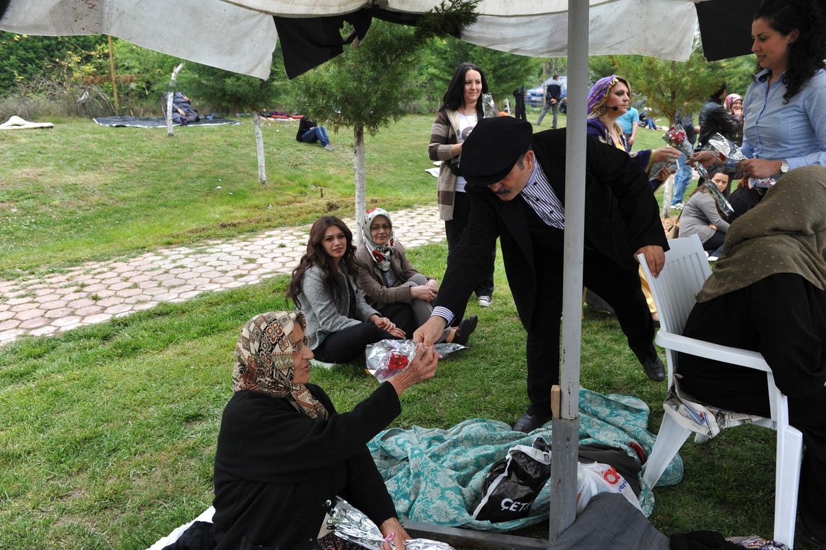 Başkan Berberoğlu\'ndan Annelere Karanfil