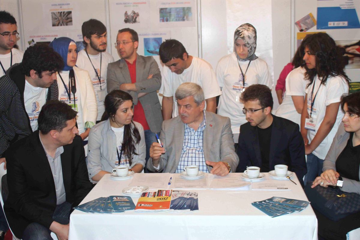 Başkan\'dan Gençlere, "Çalıştay Raporunuz Sivil Anayasaya Katkı Sunacak"
