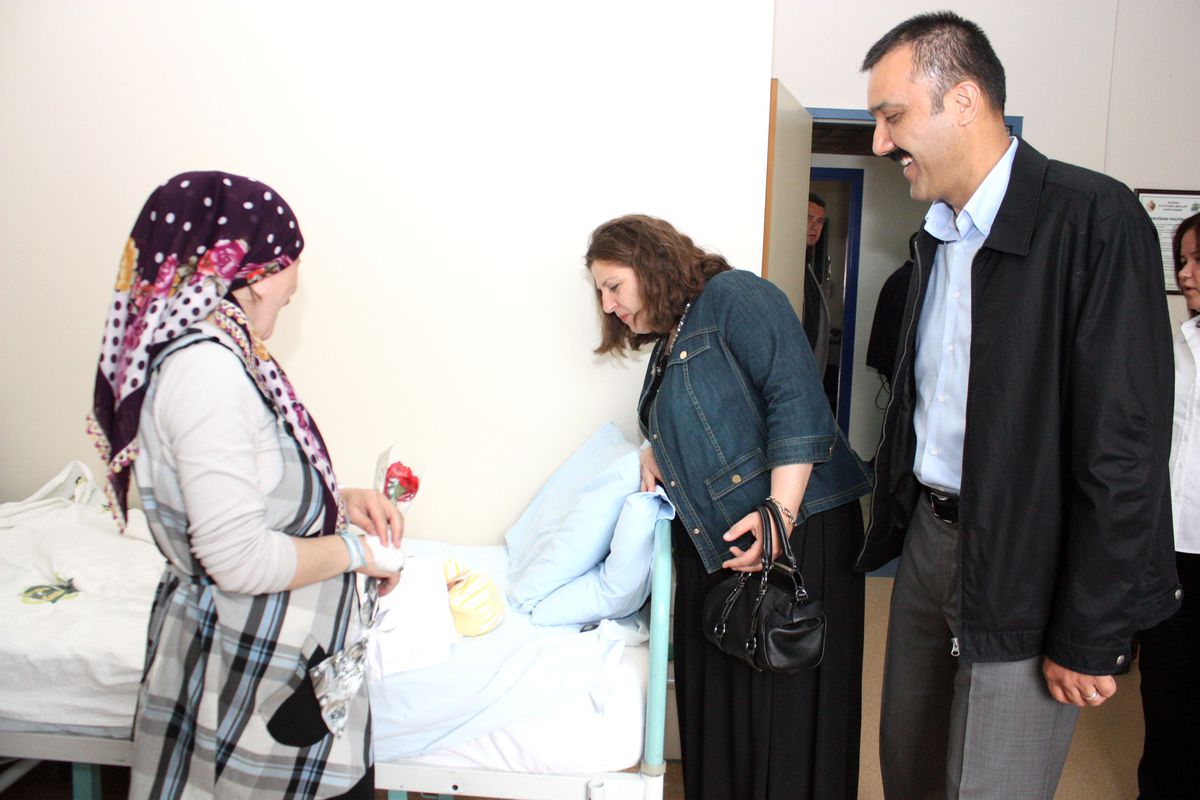 Başkan İsmail Bayram ve Eşi, Çiçeği Burnunda Anneleri Ziyaret Etti