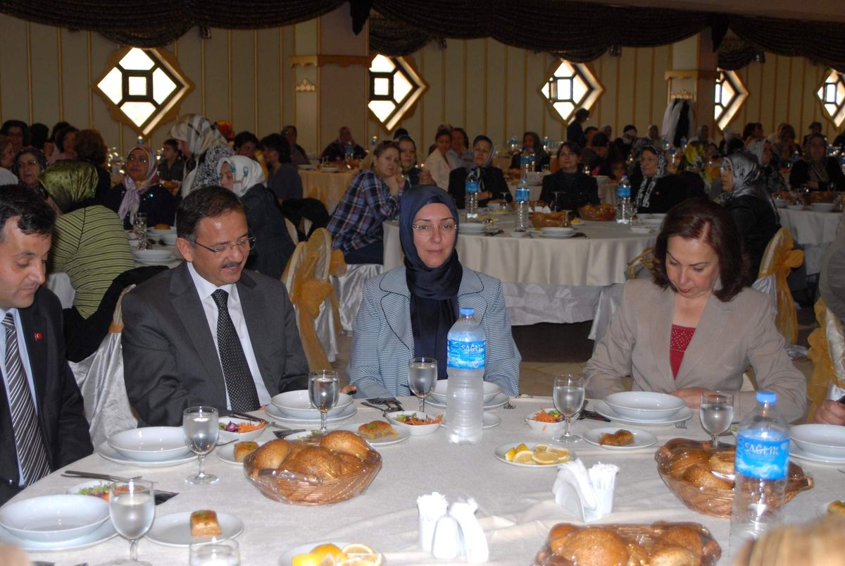 Başkan Özhaseki\'ye Anlamlı Plaket