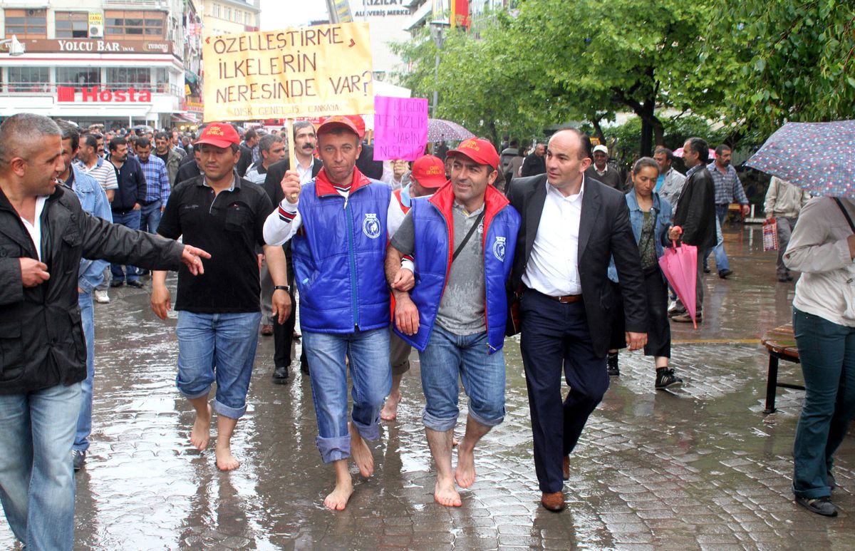 Başkent\'te İşçilerden Çıplak Ayaklı Eylem