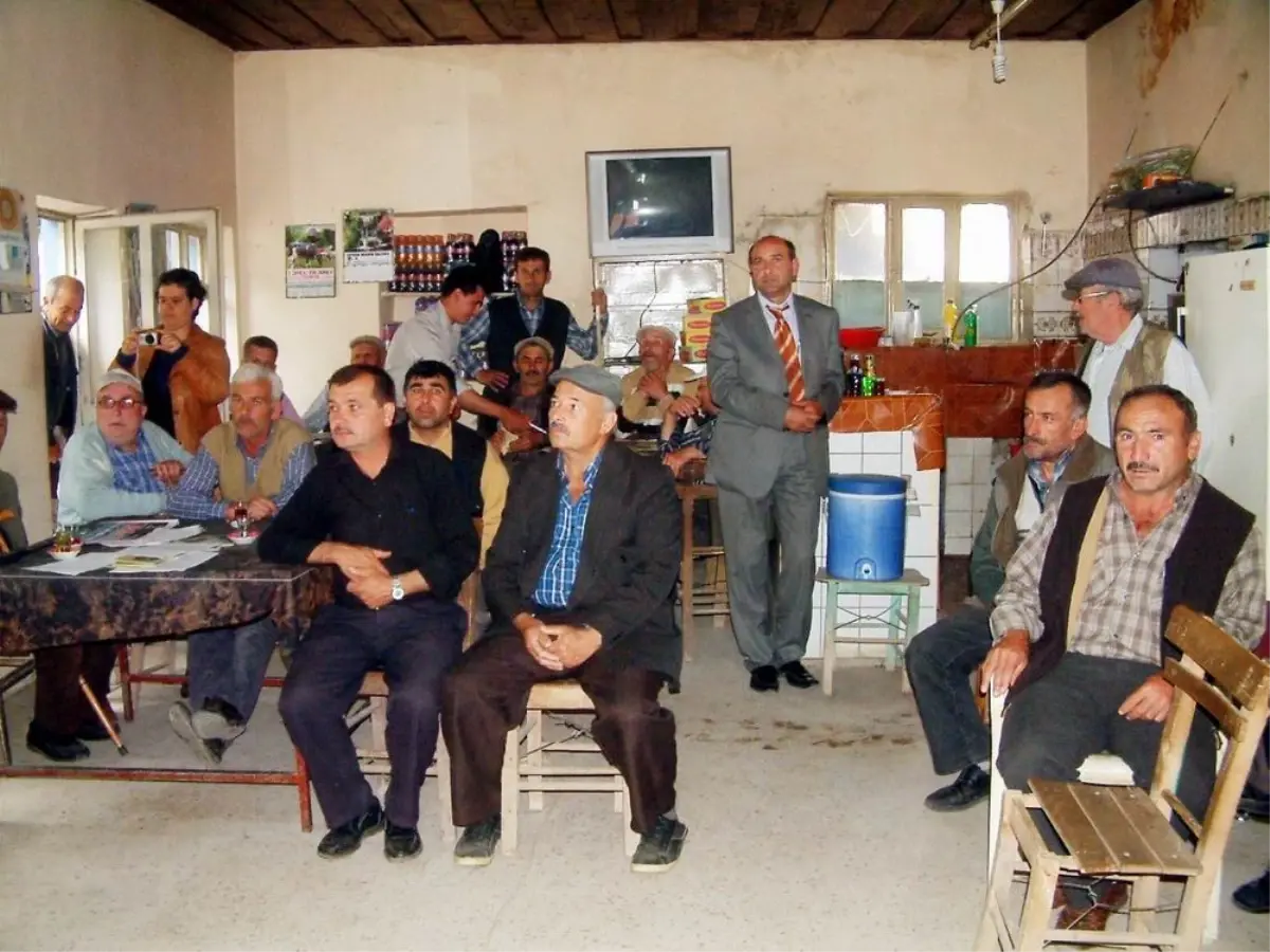 Burhaniye\'de Bayan Mühendisten Köyde Süt Sağım Eğitimi