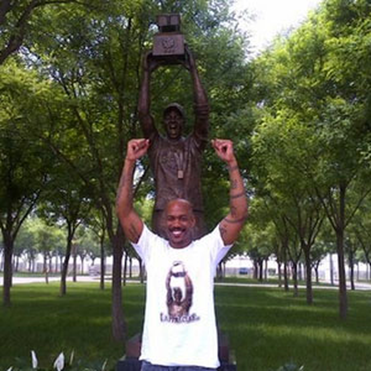 Çinliler Eski Nba Yıldızı Marbury\'nin Heykelini Dikti