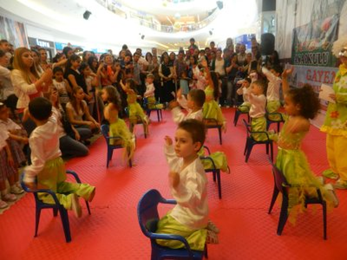 Çocuklar Anneler Günü\'nü Kutladılar