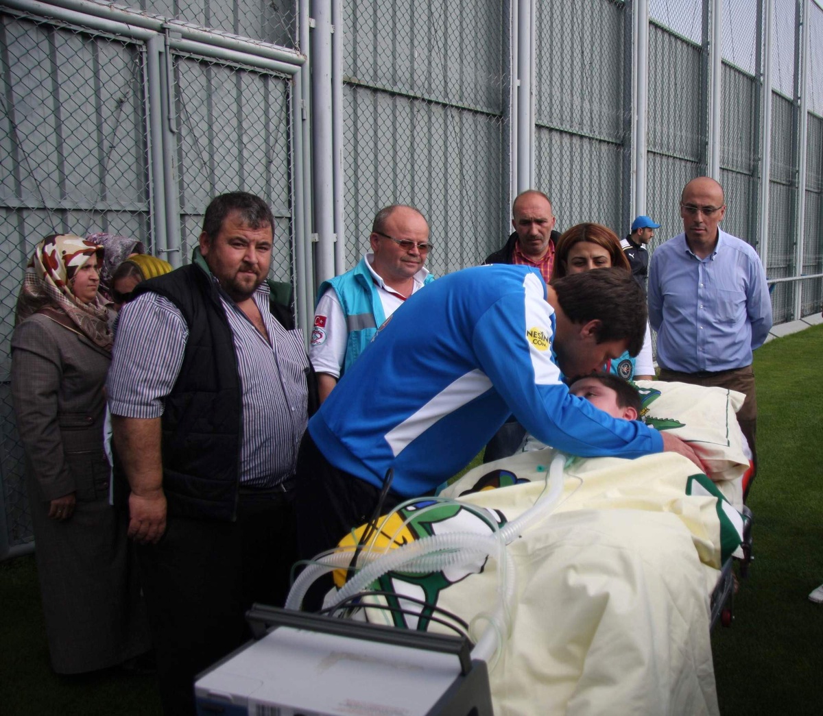 Çok Sevdiği Bursaspor'un Antrenmanına Sedyeyle Geldi