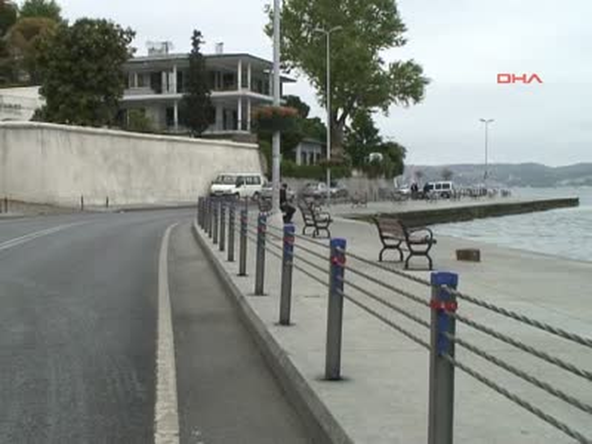 Emirgan\'da Şüpheli Koli Fünye ile Patlatıldı