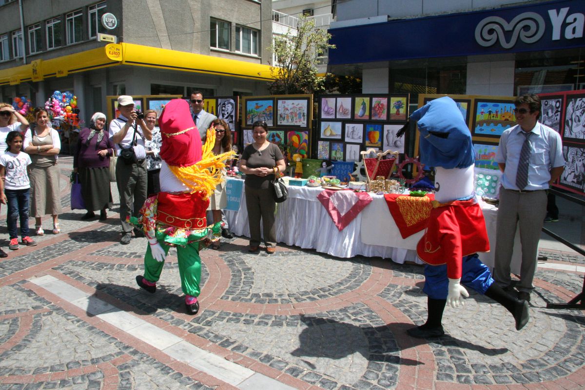 Engelli Öğrencilerden Resim ve El İşi Sergisi