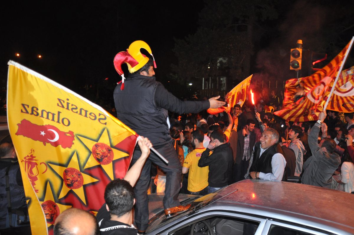 Erzurum\'da Derbi Maçın Heyacanıyla Duvara Kafa Atan Genç, Beyin Kanaması Geçirdi