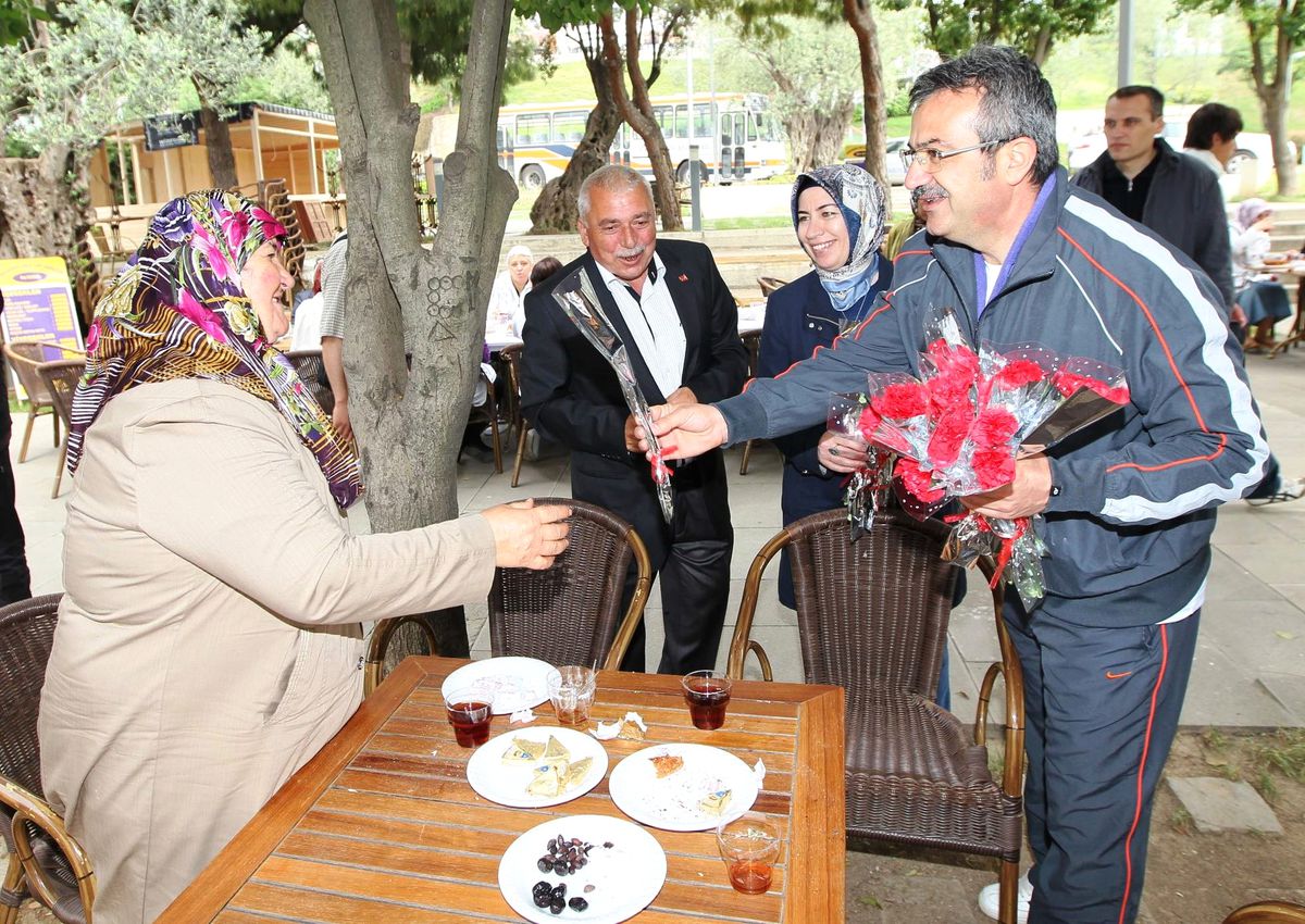 Eskihisar\'da Anneler Günü Yürüyüşü