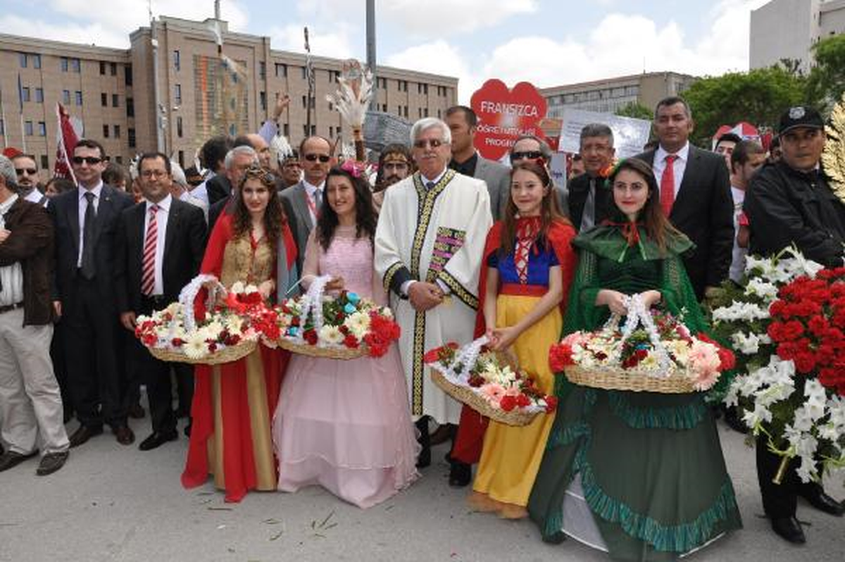 Eskişehir'de Üniversite Öğrencilerinin Renkli Bahar Şenliği Yürüyüşü