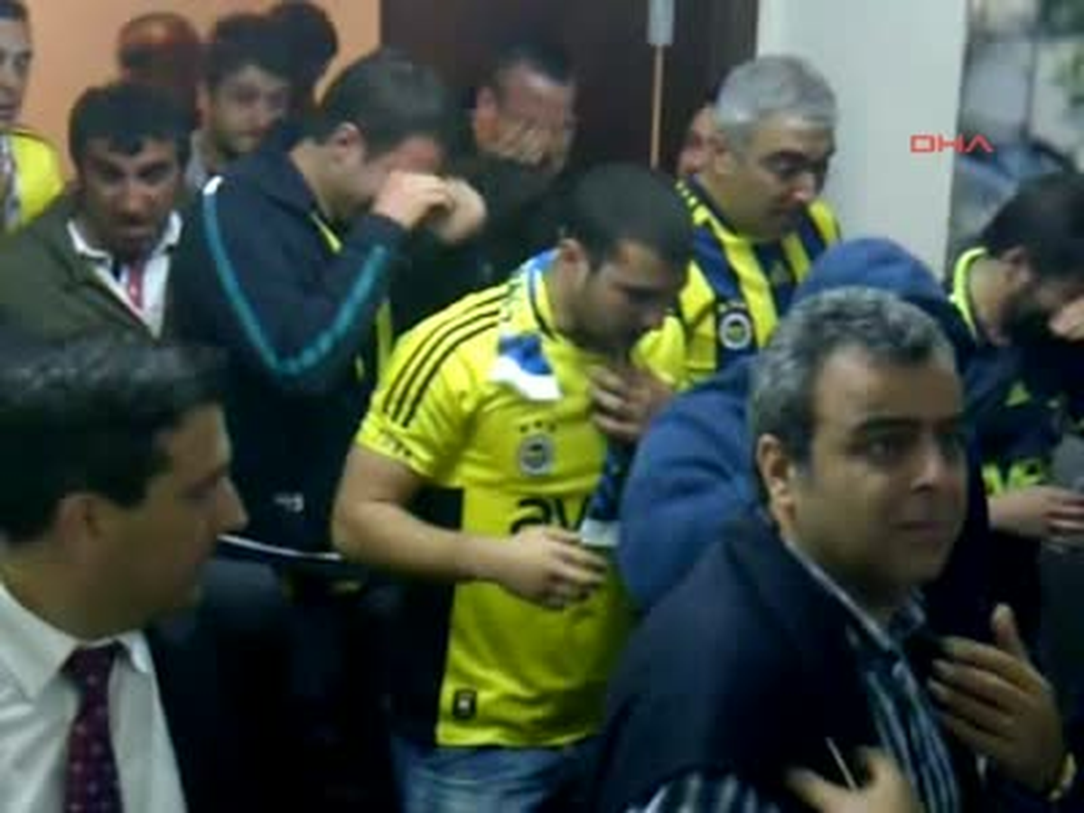 Fenerbahçeli Taraftarlar Maç Sonunda Stadın İçine Girerek Basın Toplantısı Odasını Bastı