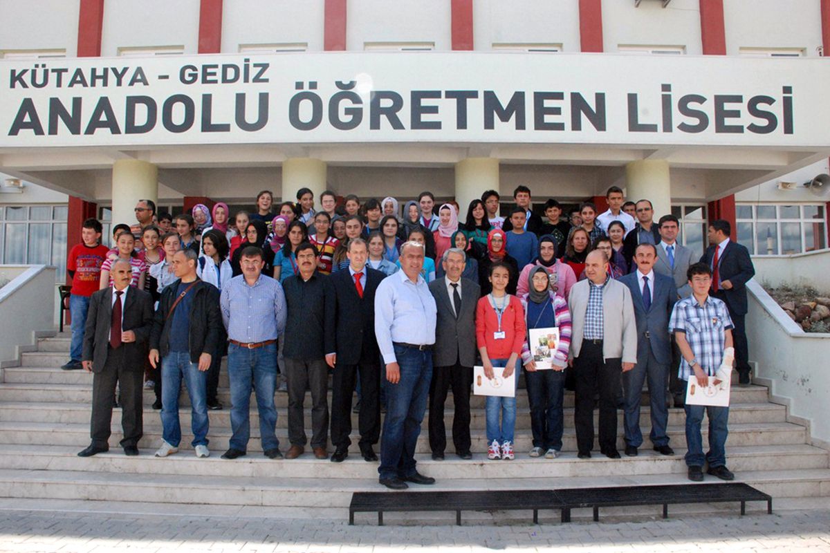 Gediz Belediye Başkanı Saraoğlu, Sbs Öncesi Yapılan Sınavda Başarılı Olan Öğrencileri Altınla...