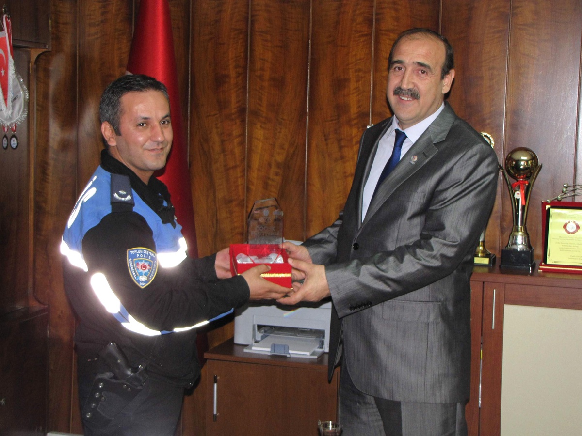 Gençlik Hizmetleri ve Spor İl Müdürü Fındıklı\'ya Teşekkür Plaketi