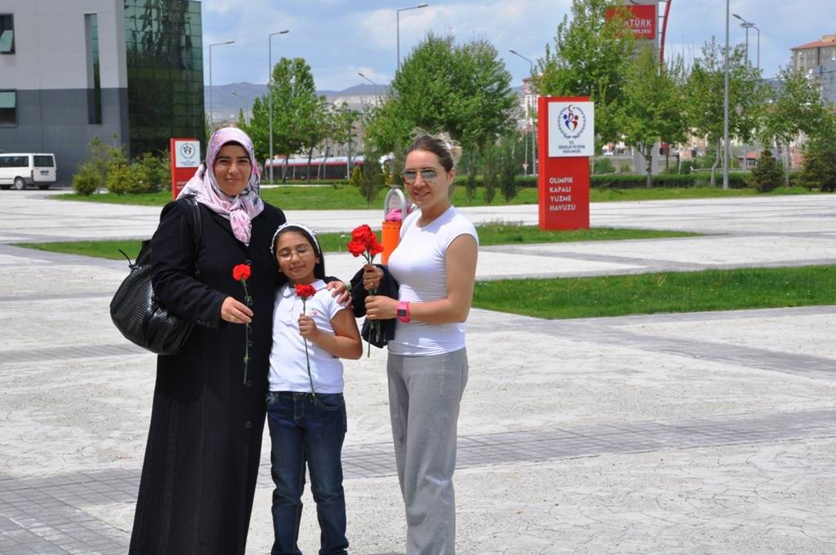 Havuzda Anneler Günü Kutlaması