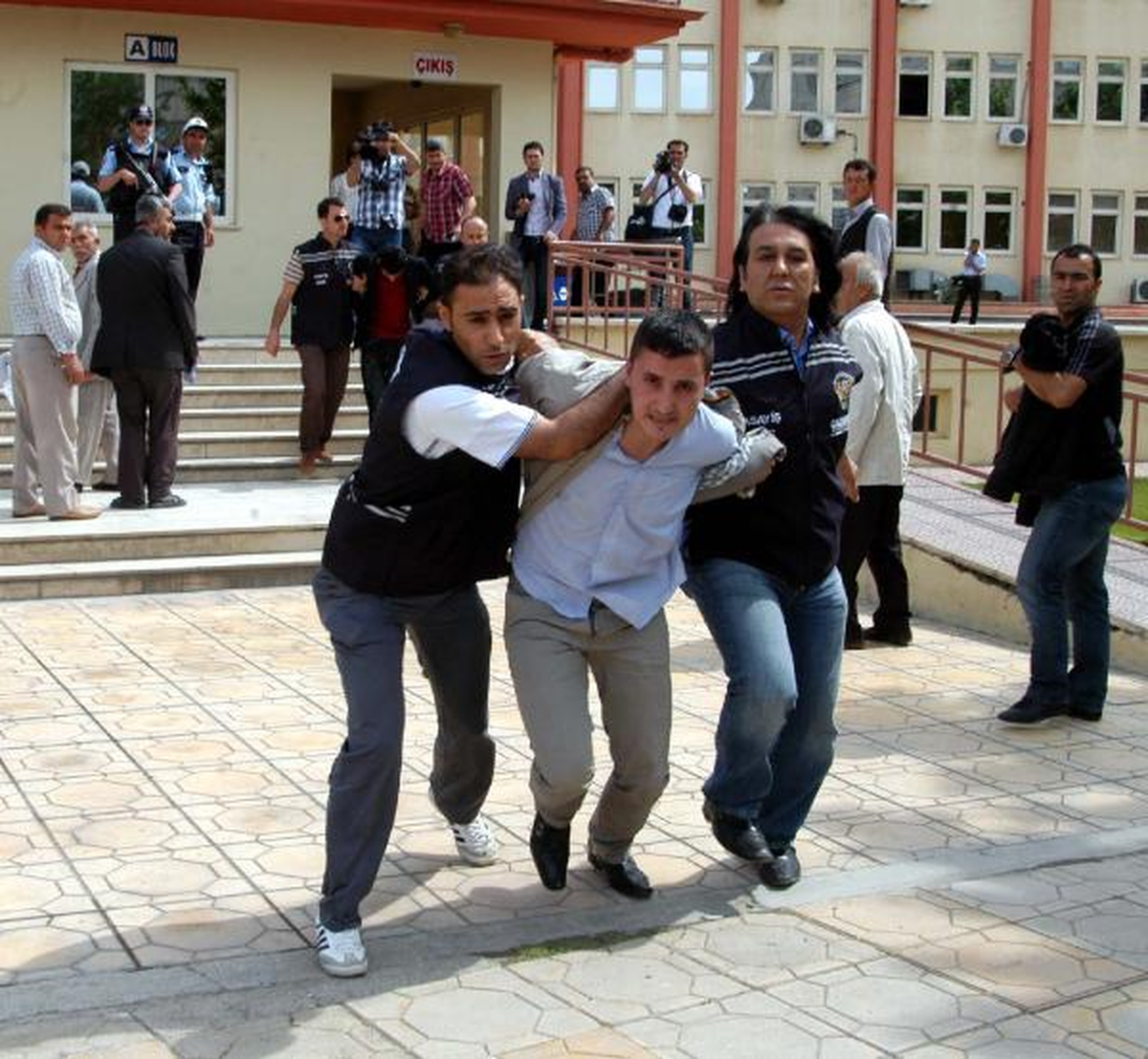 Hırsızlar Çaldı, Polis Kaydetti