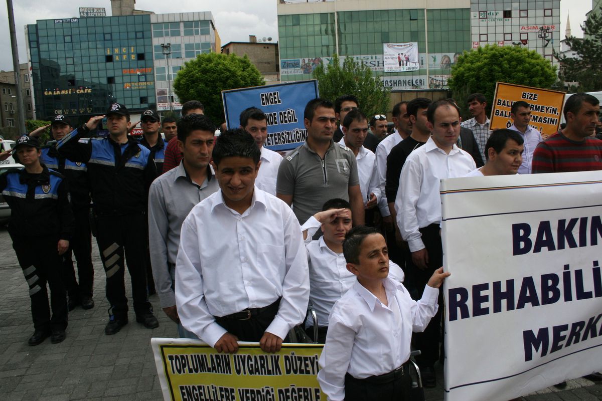 Iğdır'da 'Engelsiz Bir Iğdır İçin El Ele Yürüyüşü'