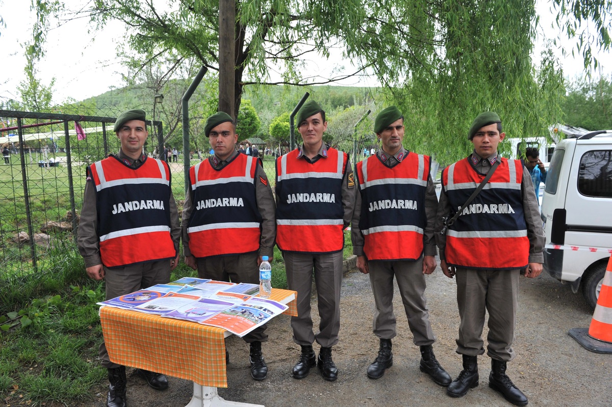 Jandarma Hırsızlıklara Karşı Vatandaşlara Broşür Dağıttı