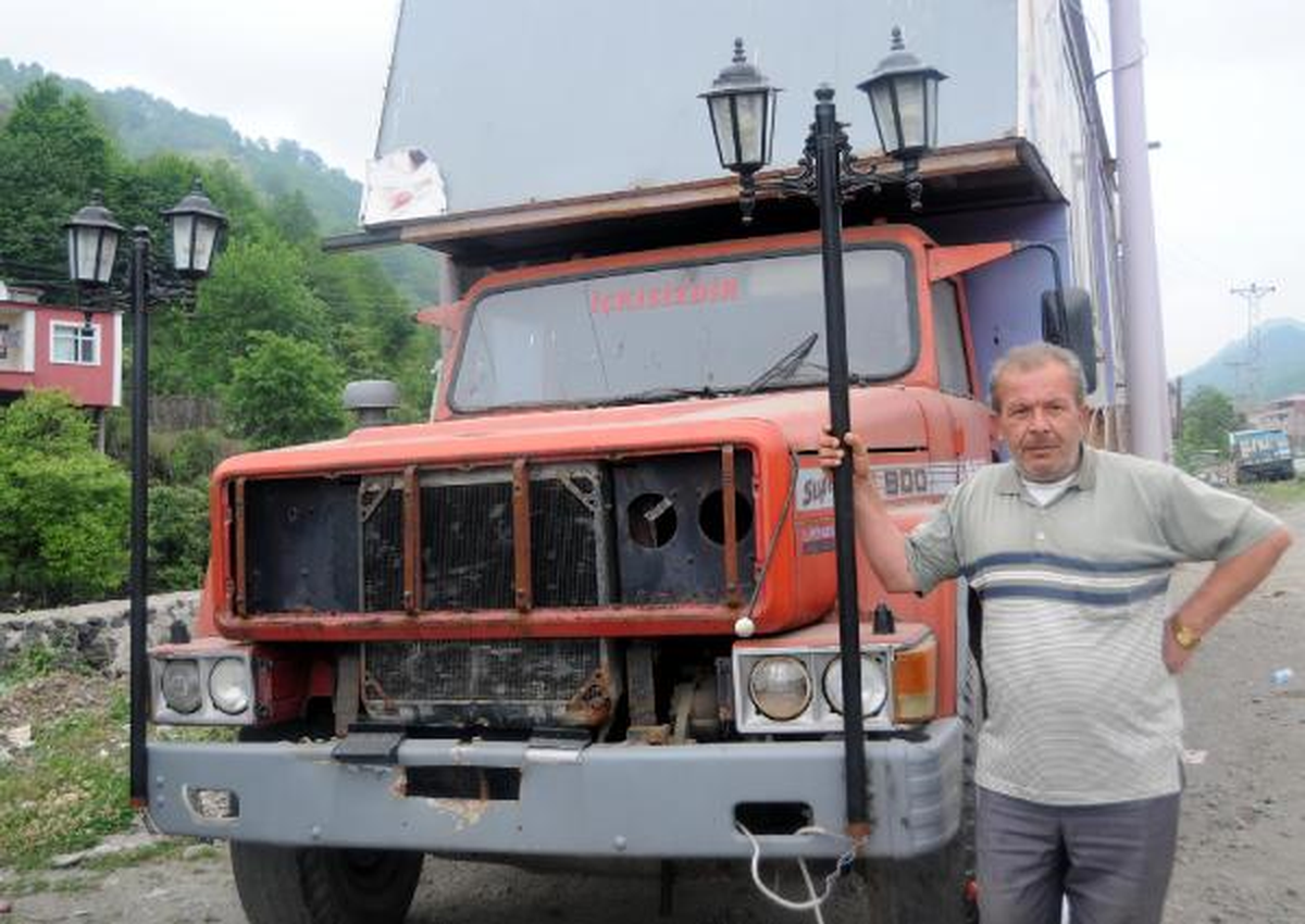 Kamyonuna Aydınlatma Direği Taktı