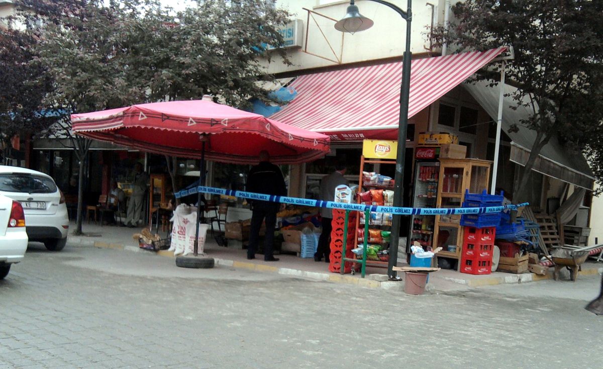 Karısını İş Yerinin Önünde Vurdu