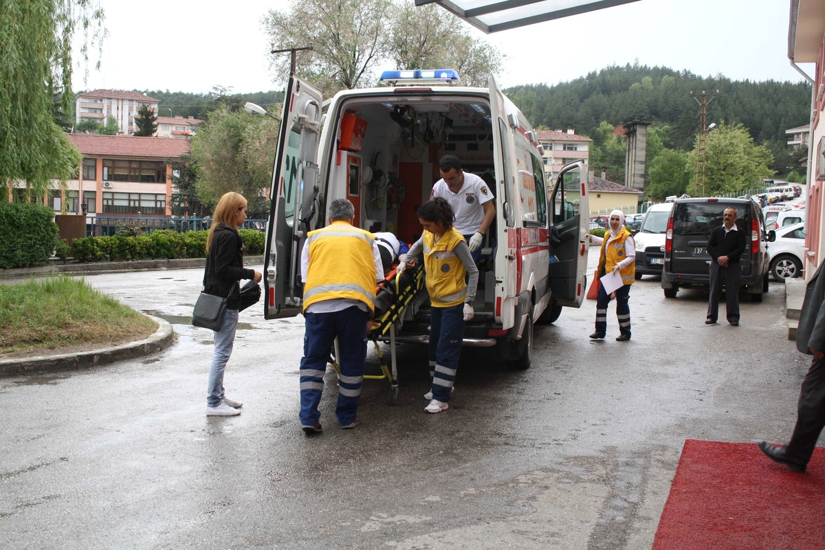 Kastamonu\'da Yolda Yürüyen Genç Kıza Otomobil Çarptı
