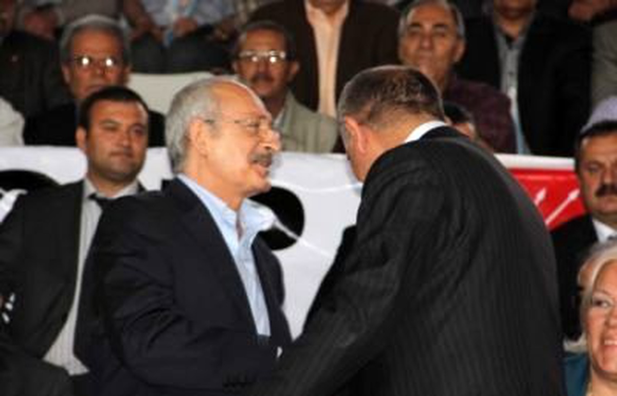 Kılıçdaroğlu ve Tekin, Kongre Çıkışında Tokalaştı