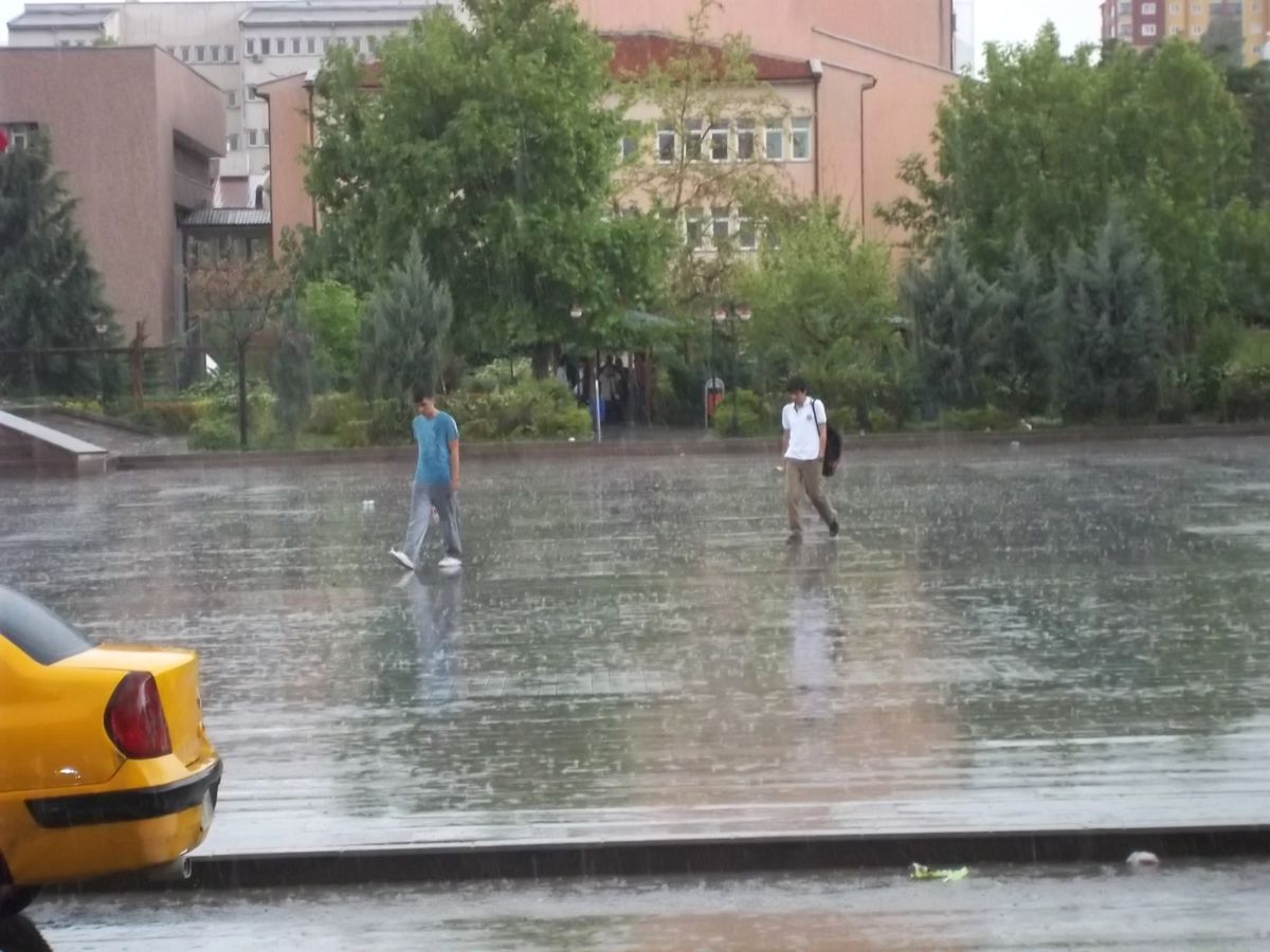 Kırıkkale\'de Sağnak Yağmur Hayatı Olumsuz Etkiledi