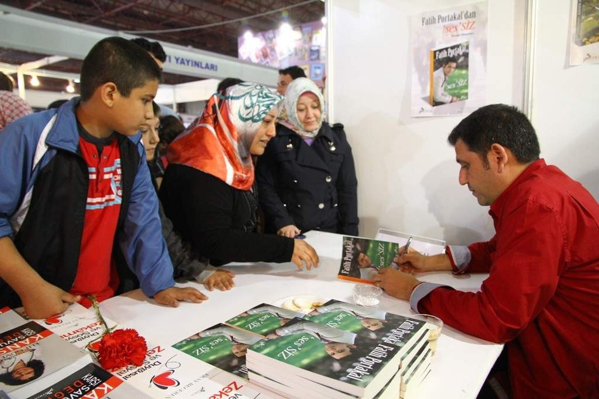 Kitap Fuarı\'nda Fatih Portakal\'a Yoğun İlgi
