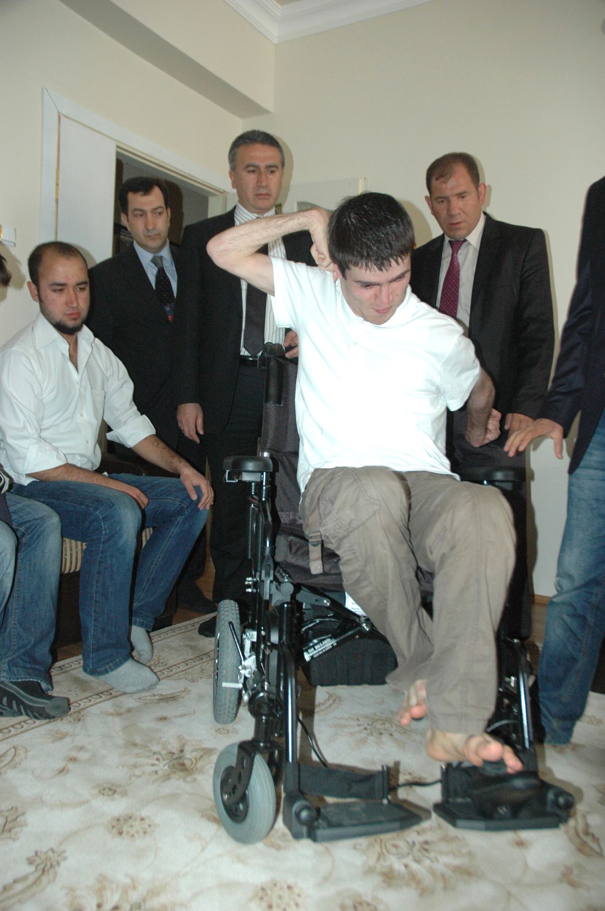 Kıyı Köşe Erzurum Grubu 4. Akülü Aracını İhtiyaç Sahibini Engelli Vatandaşa Teslim Etti