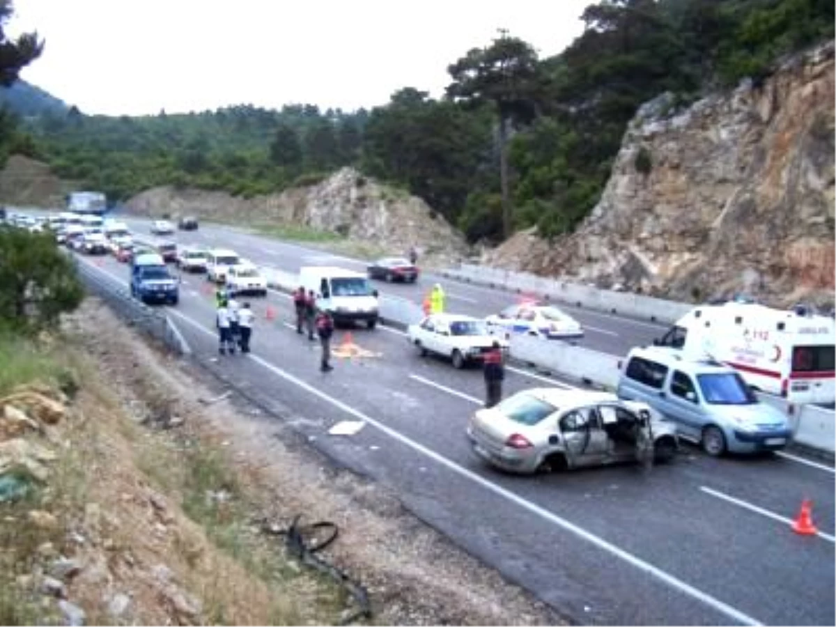 Korkuteli\'nde Trafik Kazası: 1 Ölü, 4 Yaralı