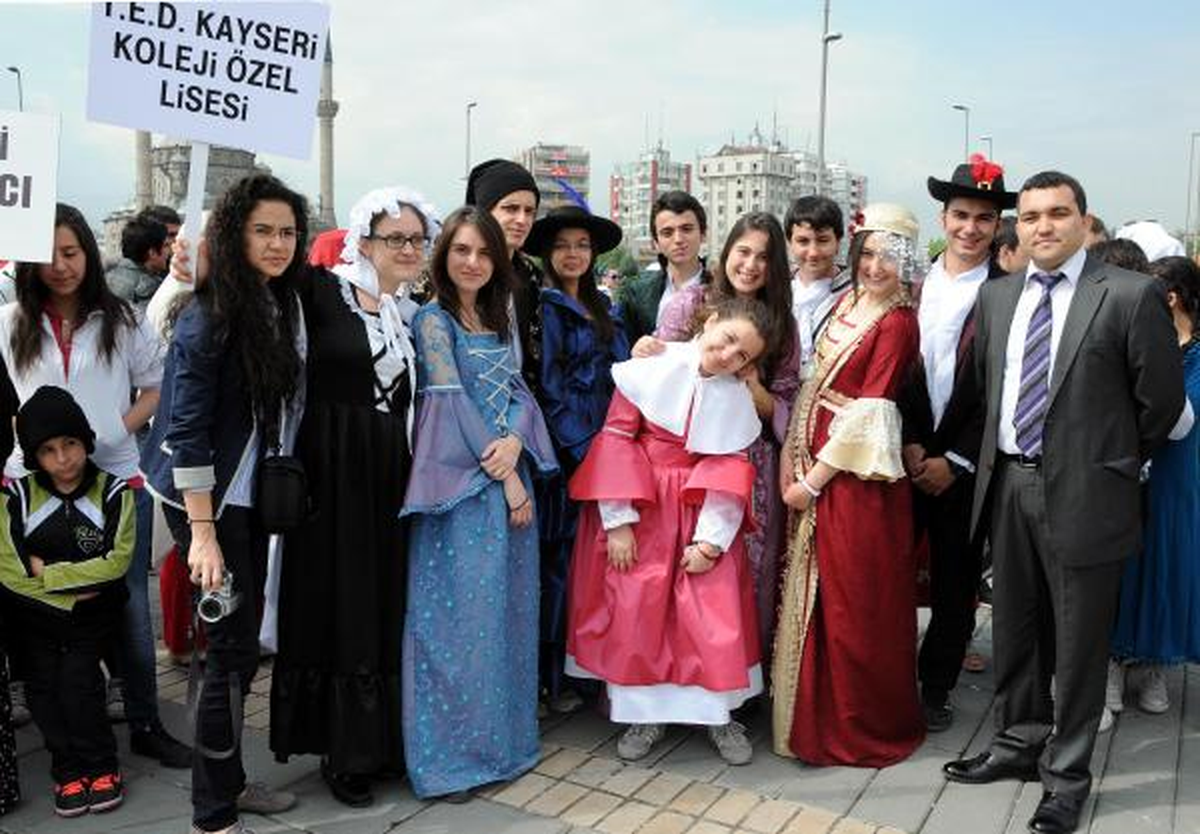 Liselerarası Tiyatro Festivali Kortej Yürüyüşüyle Başladı