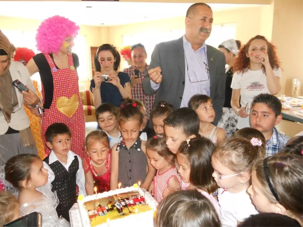 Minik Öğrencilerden Yıl Sonu Gösterisi