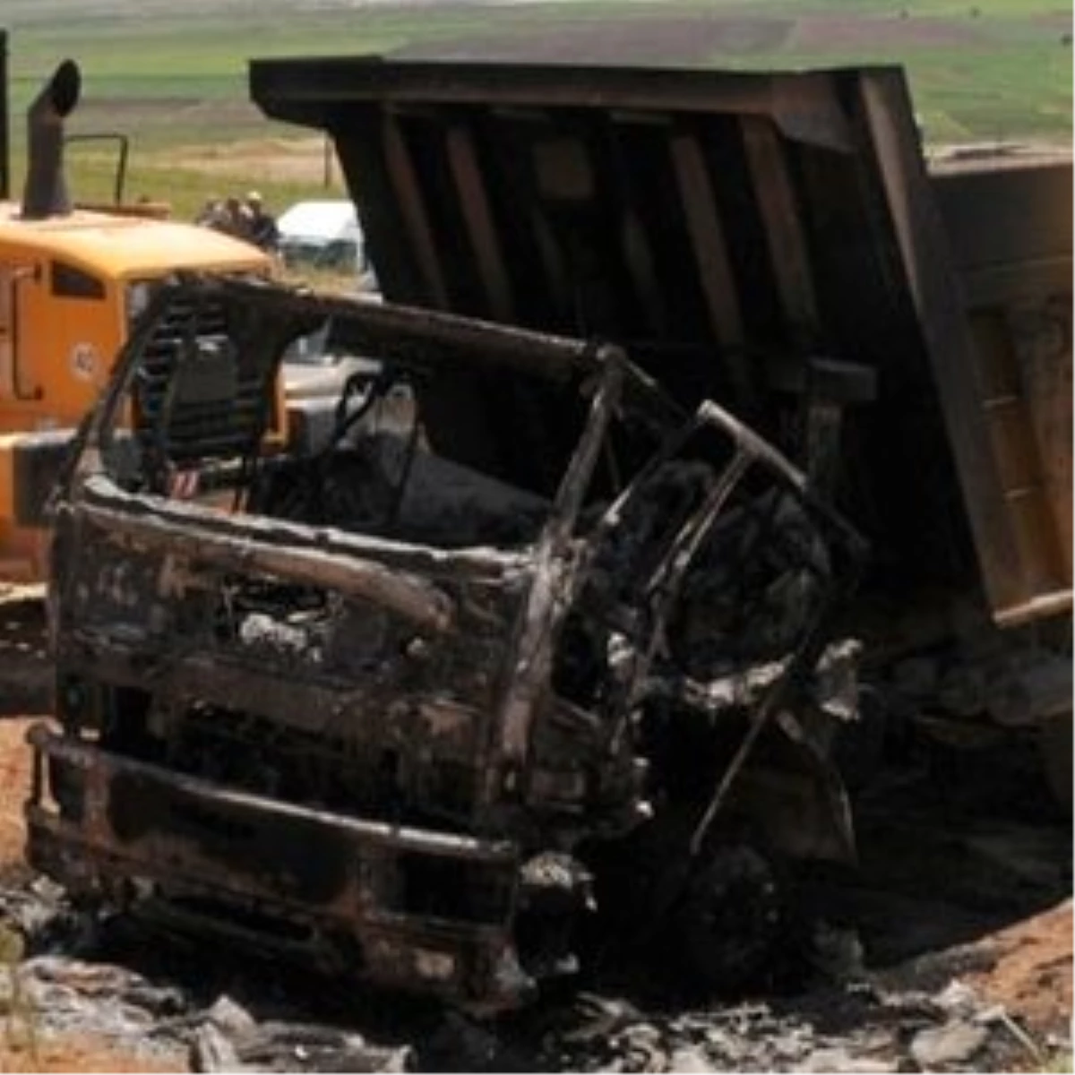 PKK Çöp Aracını Yaktı