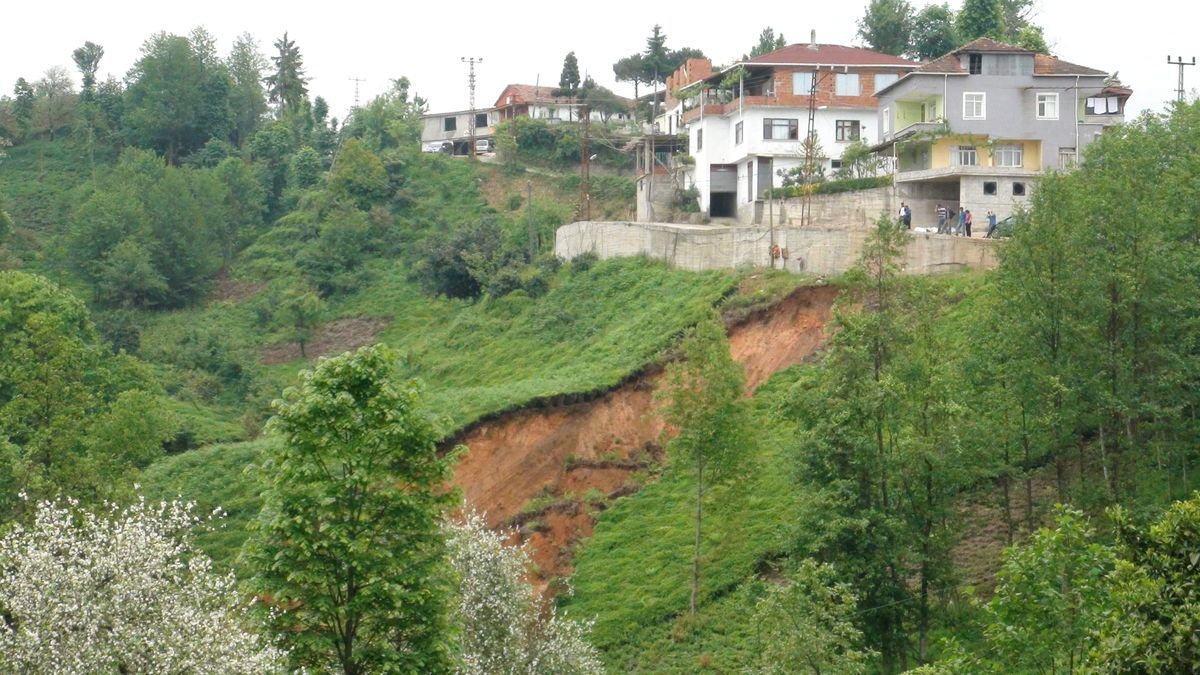 Rize\'de Korkutan Heyelan