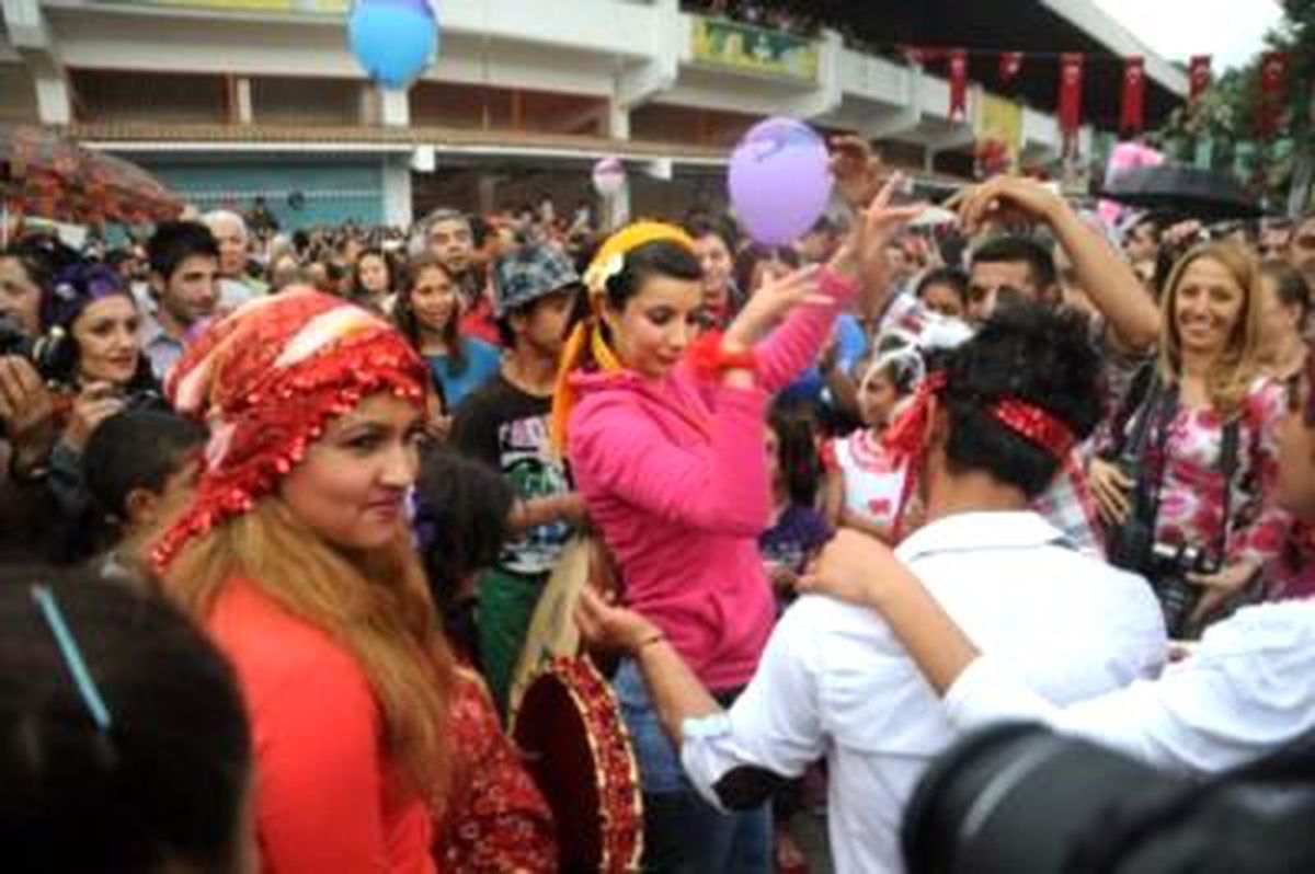 Romanlar Hemde Çaldı Hem Oynadı