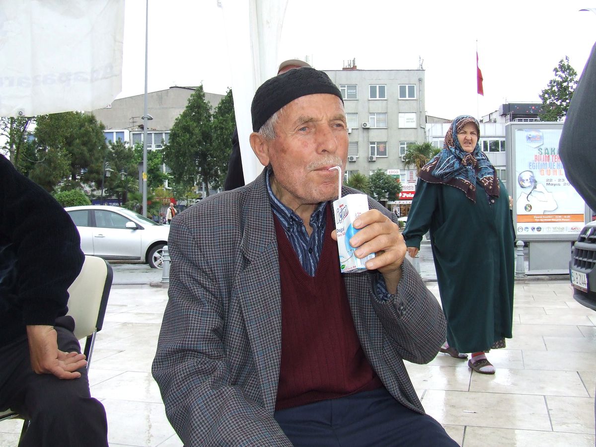 Sakarya\'da Dünya Çiftçiler Günü Nedeniyle 5 Bin Adet Süt ve 5 Bin Adet Ayran Dağıtıldı