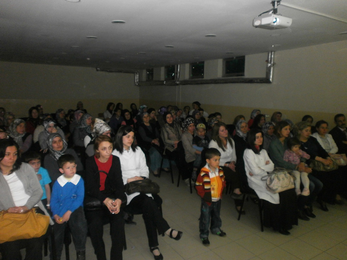 Saltukova Gazi İlköğretim Okulu'nda Anneler Günü Etkinliği