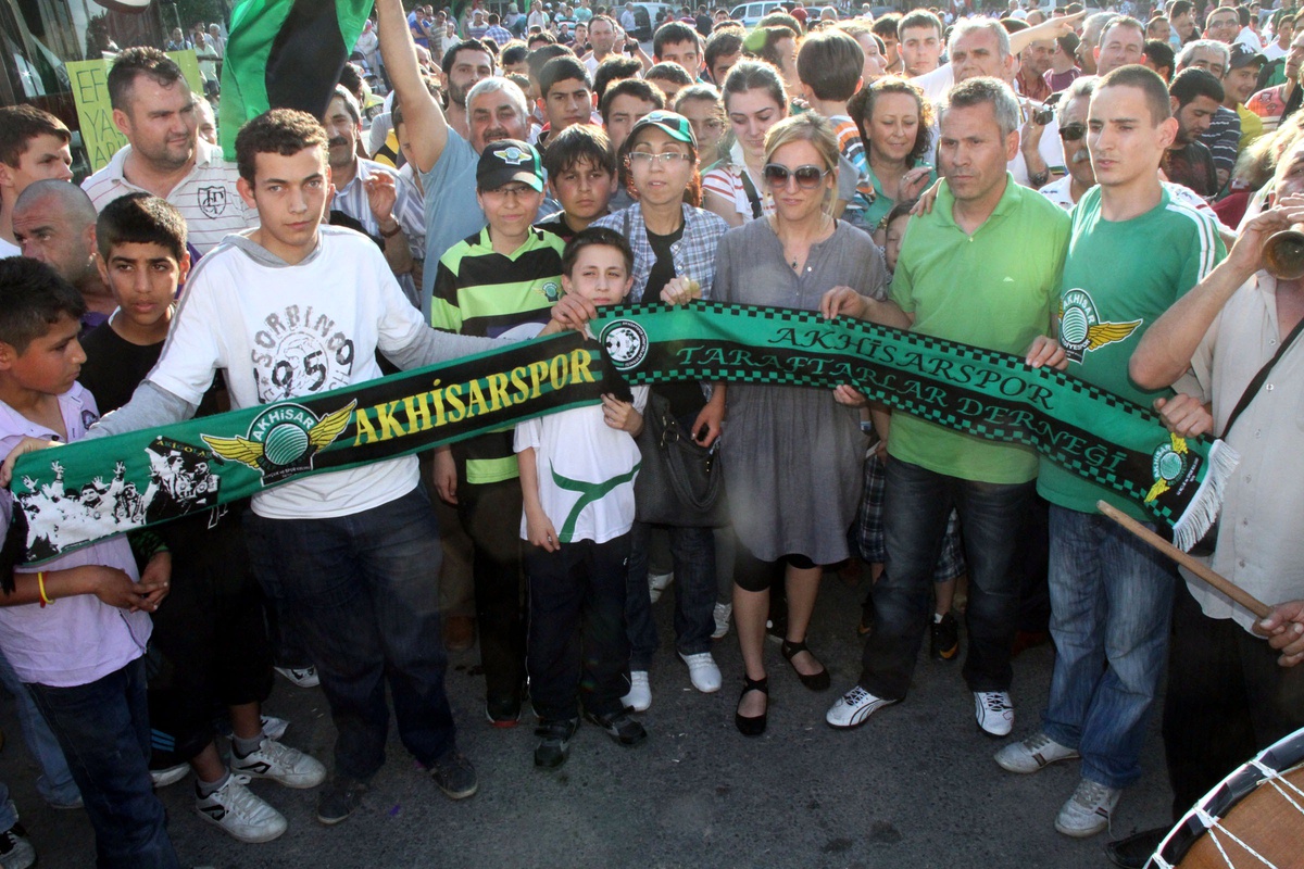 Şampiyon Akhisarspor'un Taraftar Grubu Akigolar Akhisar'a Geldi
