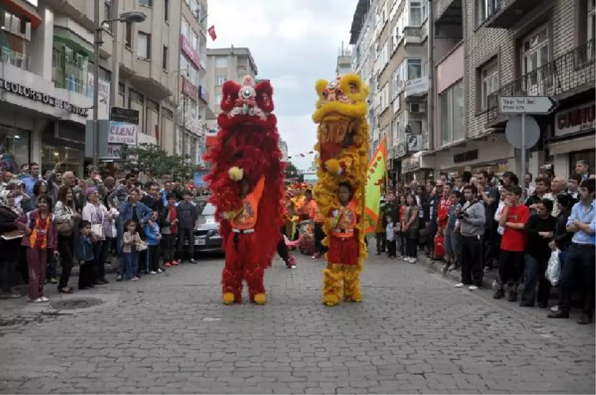 Samsun Sokaklarında Çinli Gruptan 19 Mayıs Kutlaması