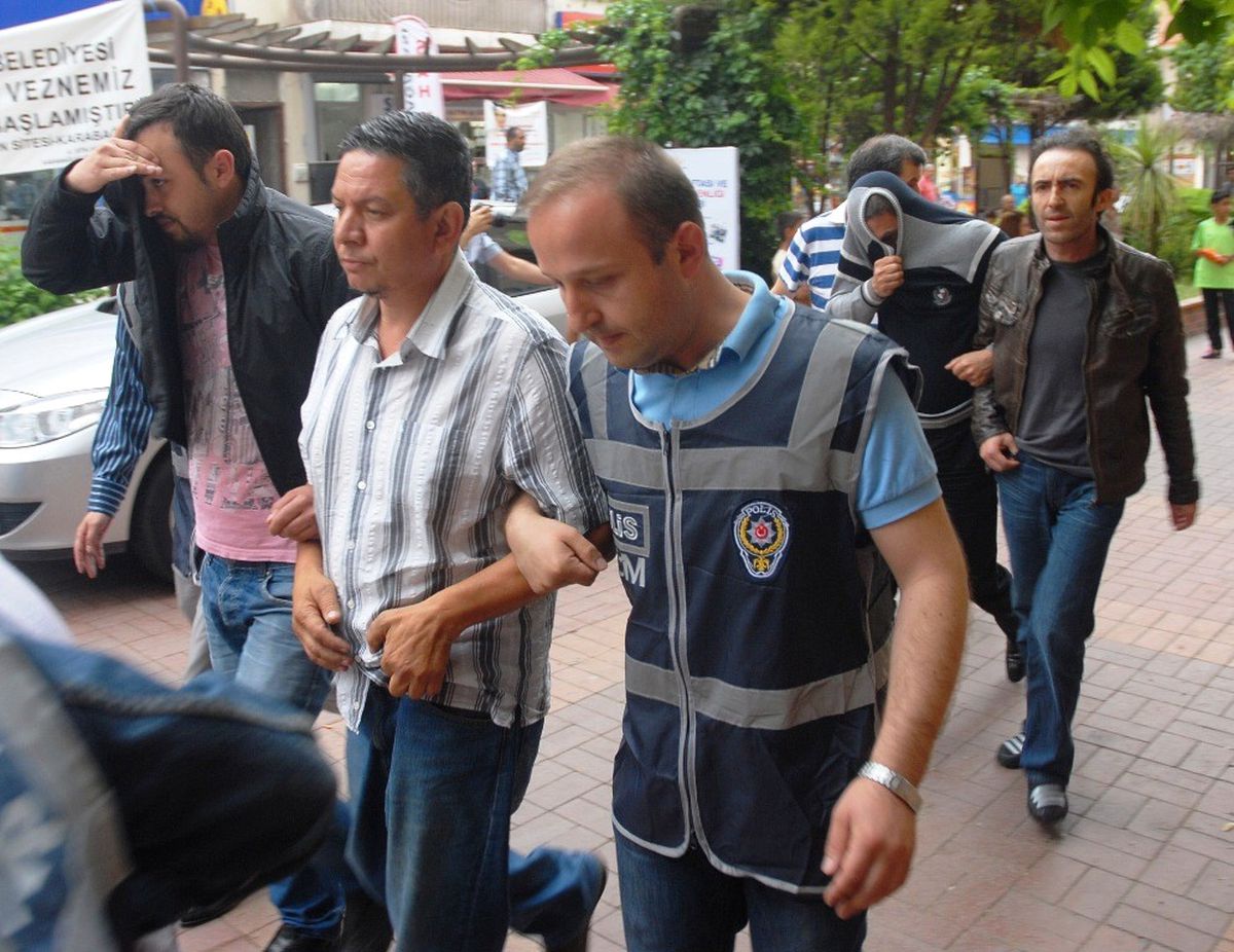 İzmir\'de Operasyon: 20 Tutuklama