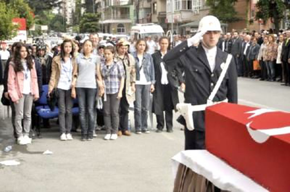 Tabut Başında Nöbet Tutan Polis Memuru Rahatsızlandı