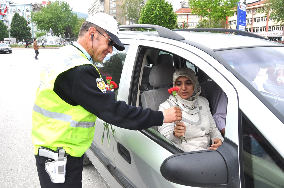 Trafik Polislerinden \'Annelere Karanfil Cezası\'