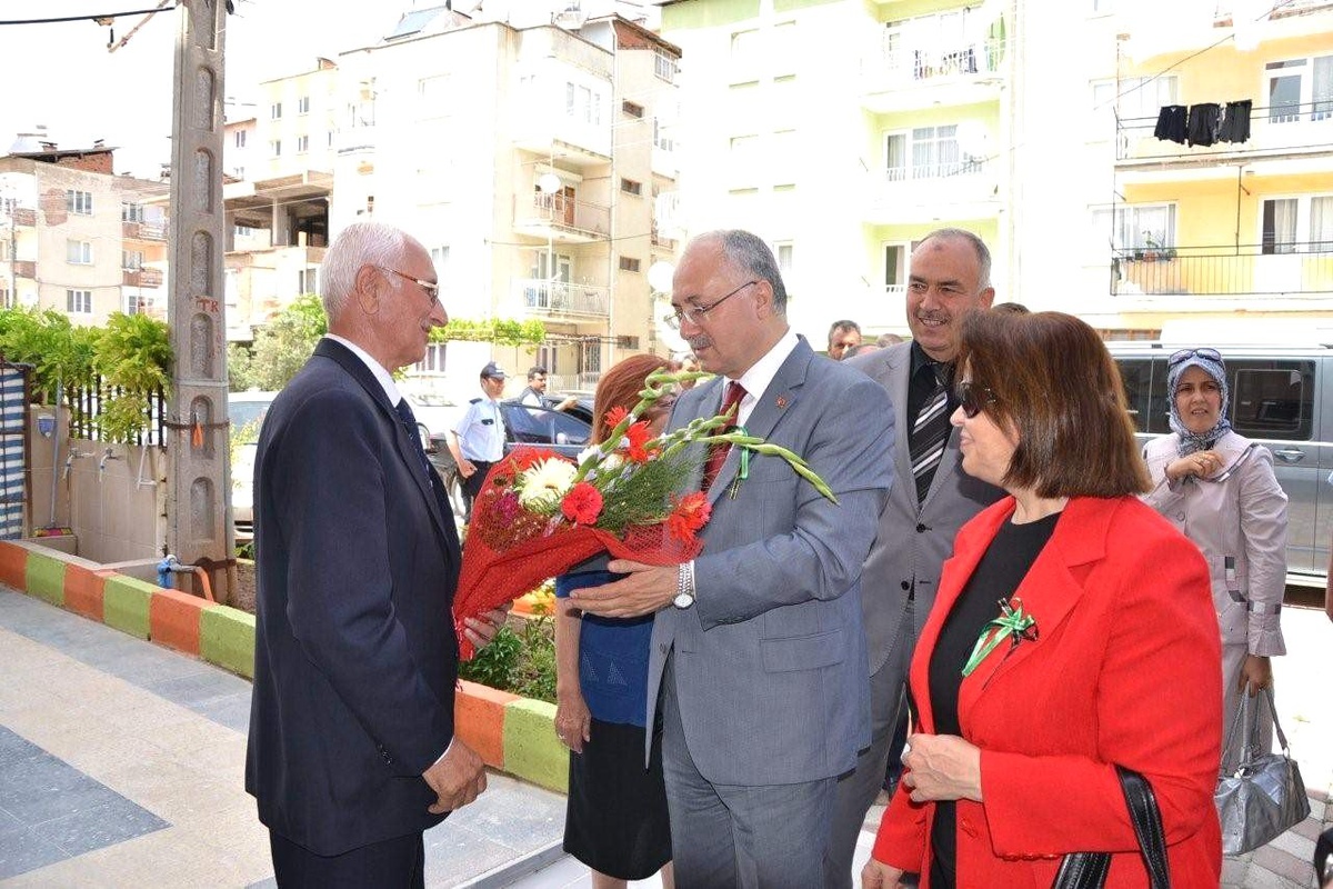 Vali Daşöz Gördes Huzurevi'ni Ziyaret Etti