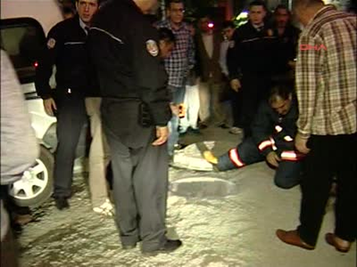 Yarıya Kadar Açık Rögar Kapağından İçeri Düştü