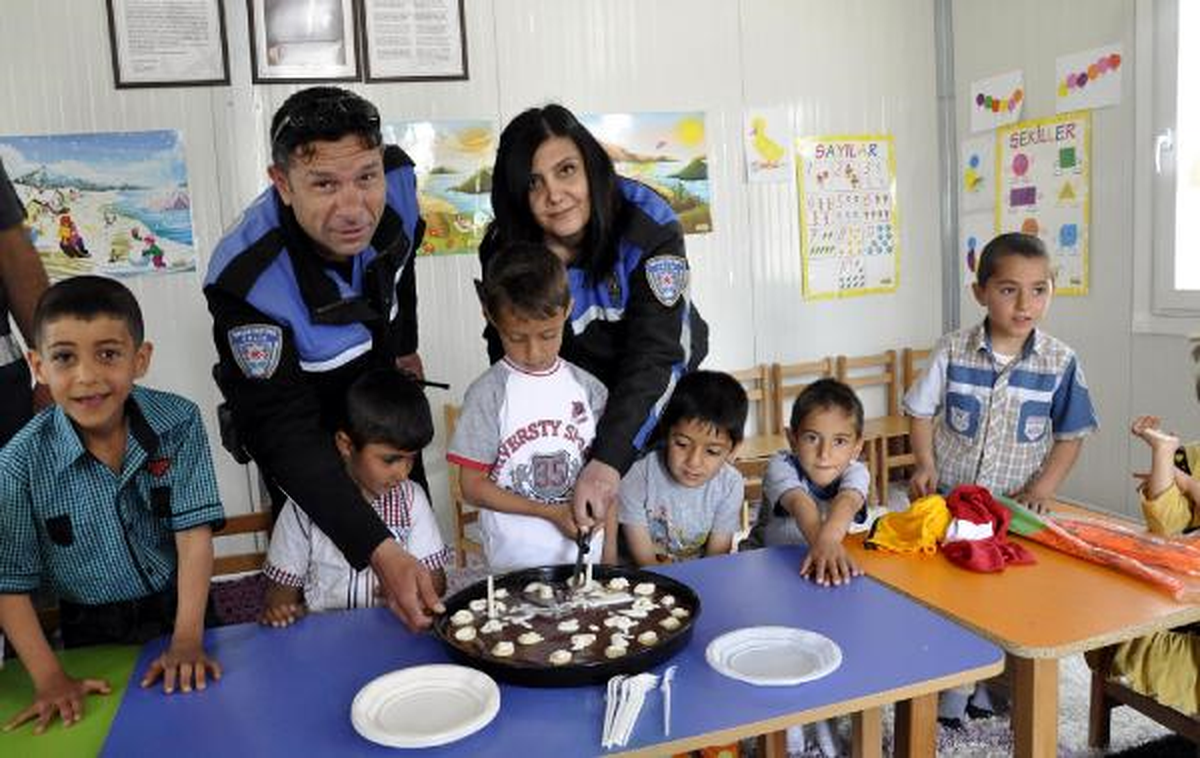 7 Yaşına Giren Depremzede, Doğum Gününü Polislerle Kutladı