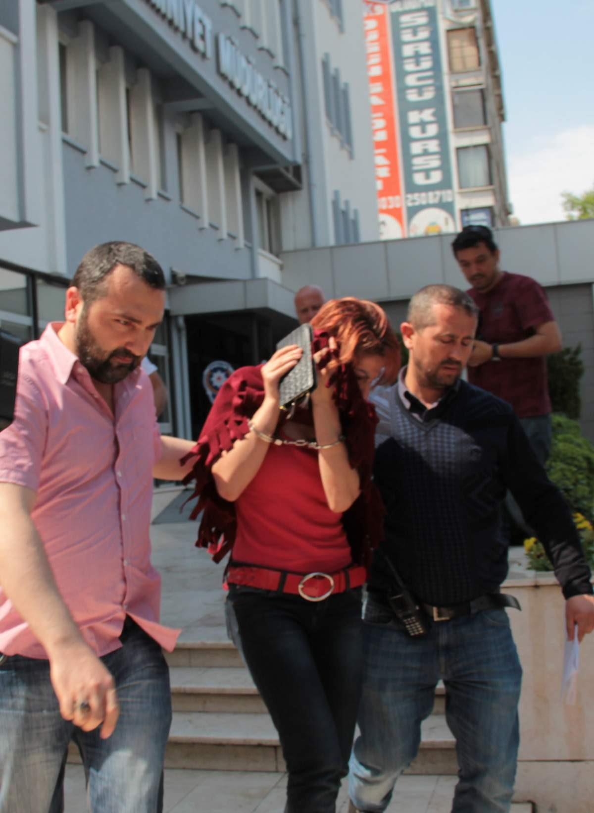 Adliyeye Ağlayarak Gitti